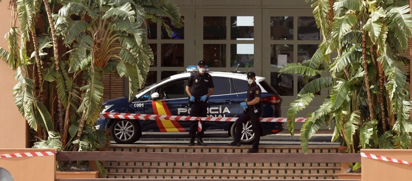 Κορωνοϊός: Με τσιμεντένια οδοφράγματα προστατεύεται παραθαλάσσιο θέρετρο της Ισπανίας